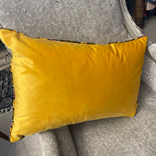 Charger l&#39;image dans la galerie, Housse Coussin Velours Jaune Moutarde, bordure coton ciré coloré 40x60cm
