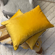 Charger l&#39;image dans la galerie, Housse Coussin Velours Jaune Moutarde, bordure coton ciré coloré 40x60cm
