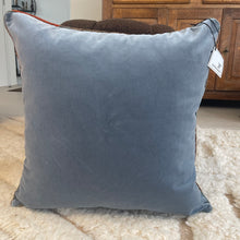 Load image into Gallery viewer, Housse Coussin Velours Gris, bordure coton ciré coloré 50x50cm
