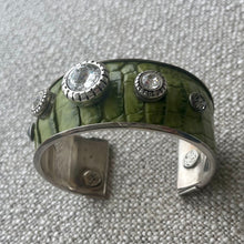 Load image into Gallery viewer, Bracelet en argent et croco vert
